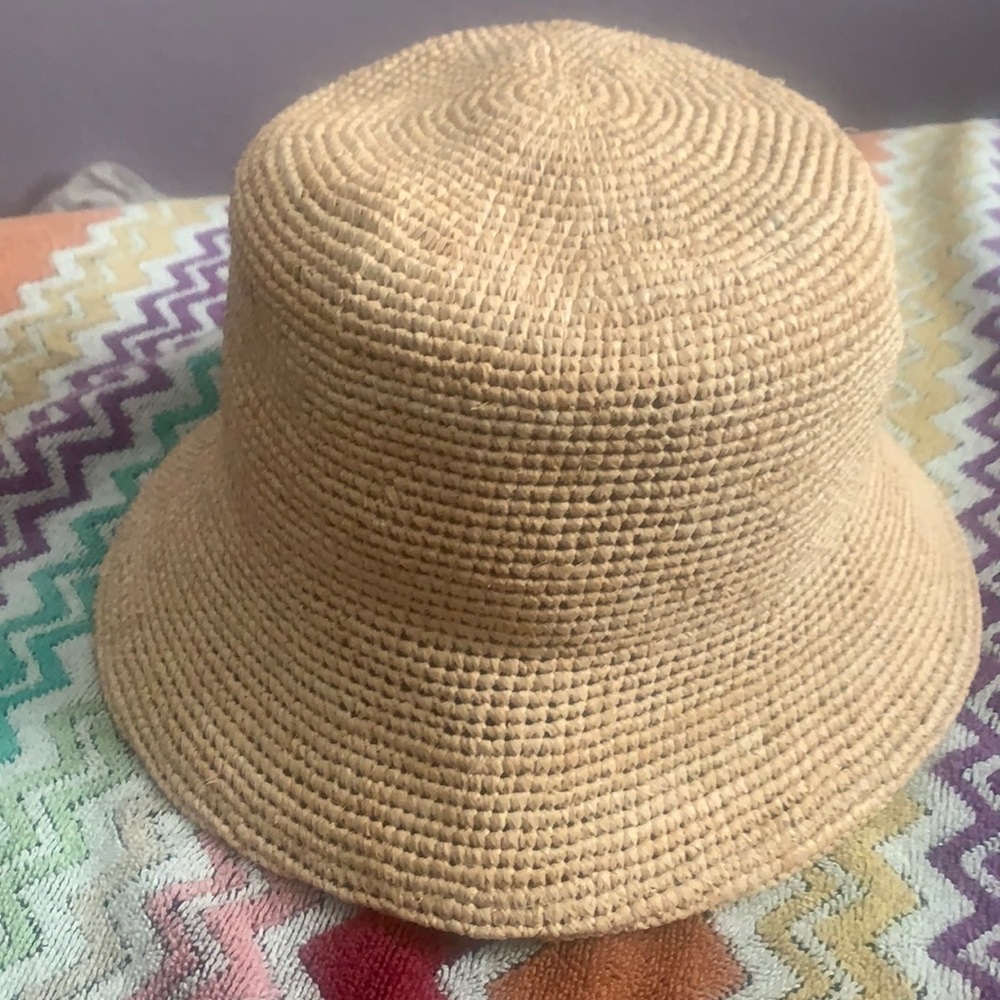 Lack of color straw bucket hat